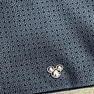 Disney purse, displays pins if desired/a collector